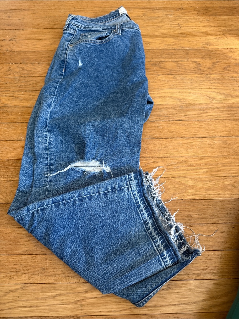 Universal Thread Sz 10W High-Rise Distressed raw hem Women’s Jeans - Blue